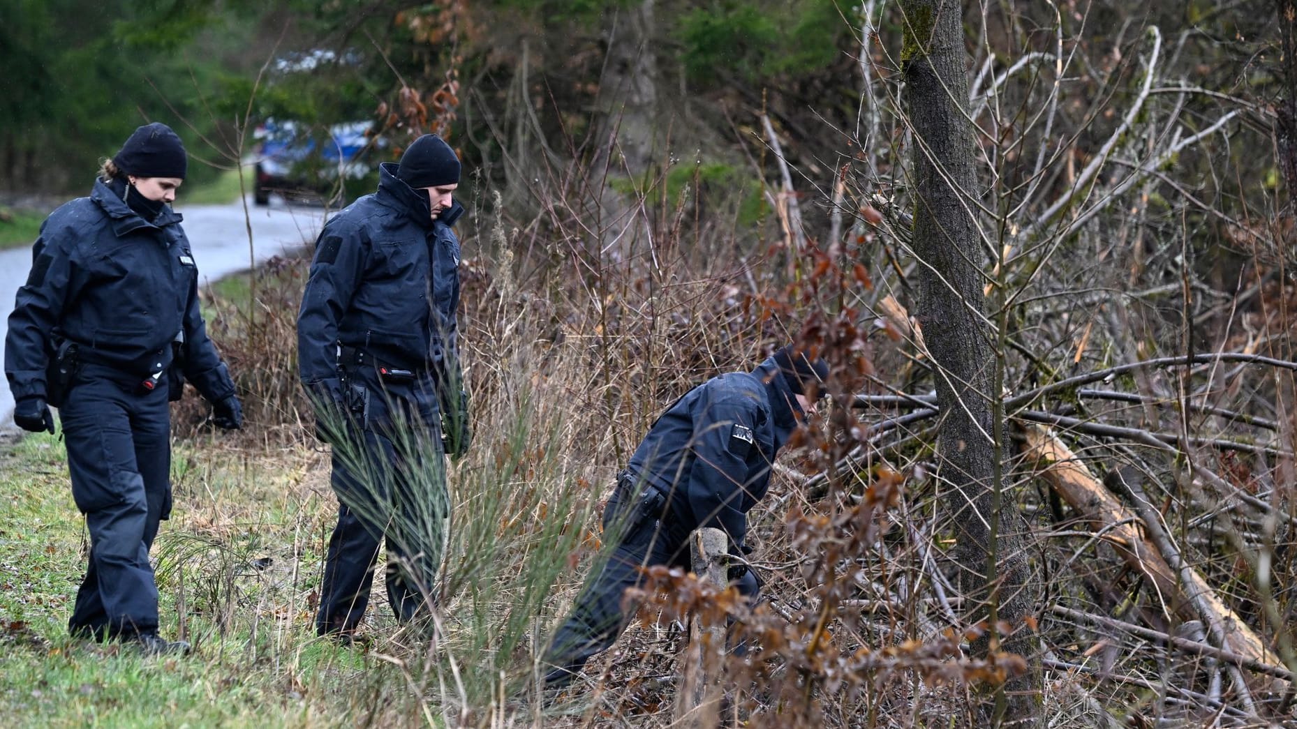 Freudenberg (Nordrhein-Westfalen): Polizisten suchen am Fundort des getöteten Mädchens Luise nach weiteren Hinweisen.