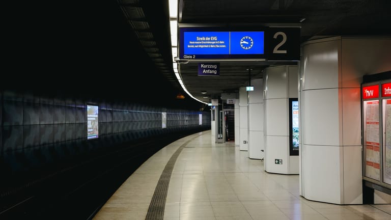 Ein leerer Bahnsteig in Hamburg: Auf der Anzeigetafel wird auf den EVG-Streik hingewiesen.