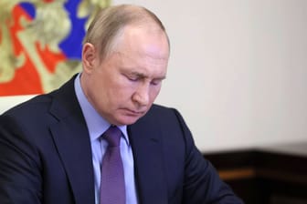Wladimir Putin: Der russische Präsident soll mit der früheren Olympiasiegerin Alina Kabajewa mehrere Kinder haben.