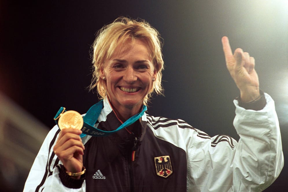 Heike Drechsler präsentiert ihre Goldmedaille: Im Jahr 2000 wurde sie zum zweiten Mal Olympiasiegerin.