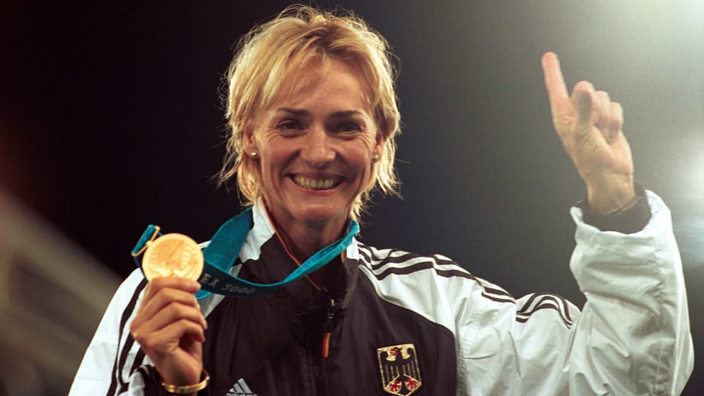 Heike Drechsler präsentiert ihre Goldmedaille: Im Jahr 2000 wurde sie zum zweiten Mal Olympiasiegerin.