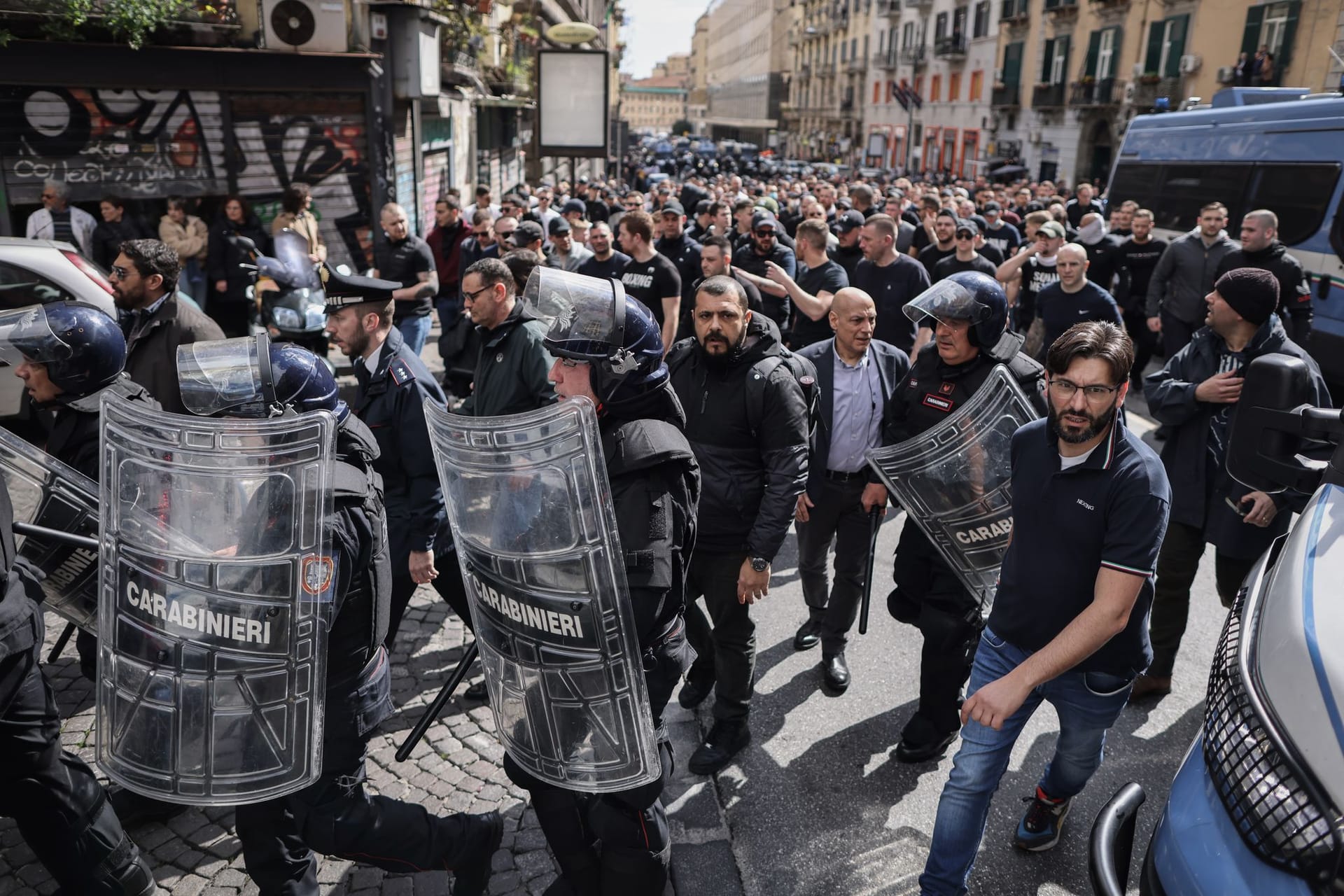 Die Carabinieri, also die Gendarmerie Italiens war mit Schutzschildern unterwegs: Die Polizisten eskortierten auf diese Weise Fans von Eintracht Frankfurt durch die Innenstadt.