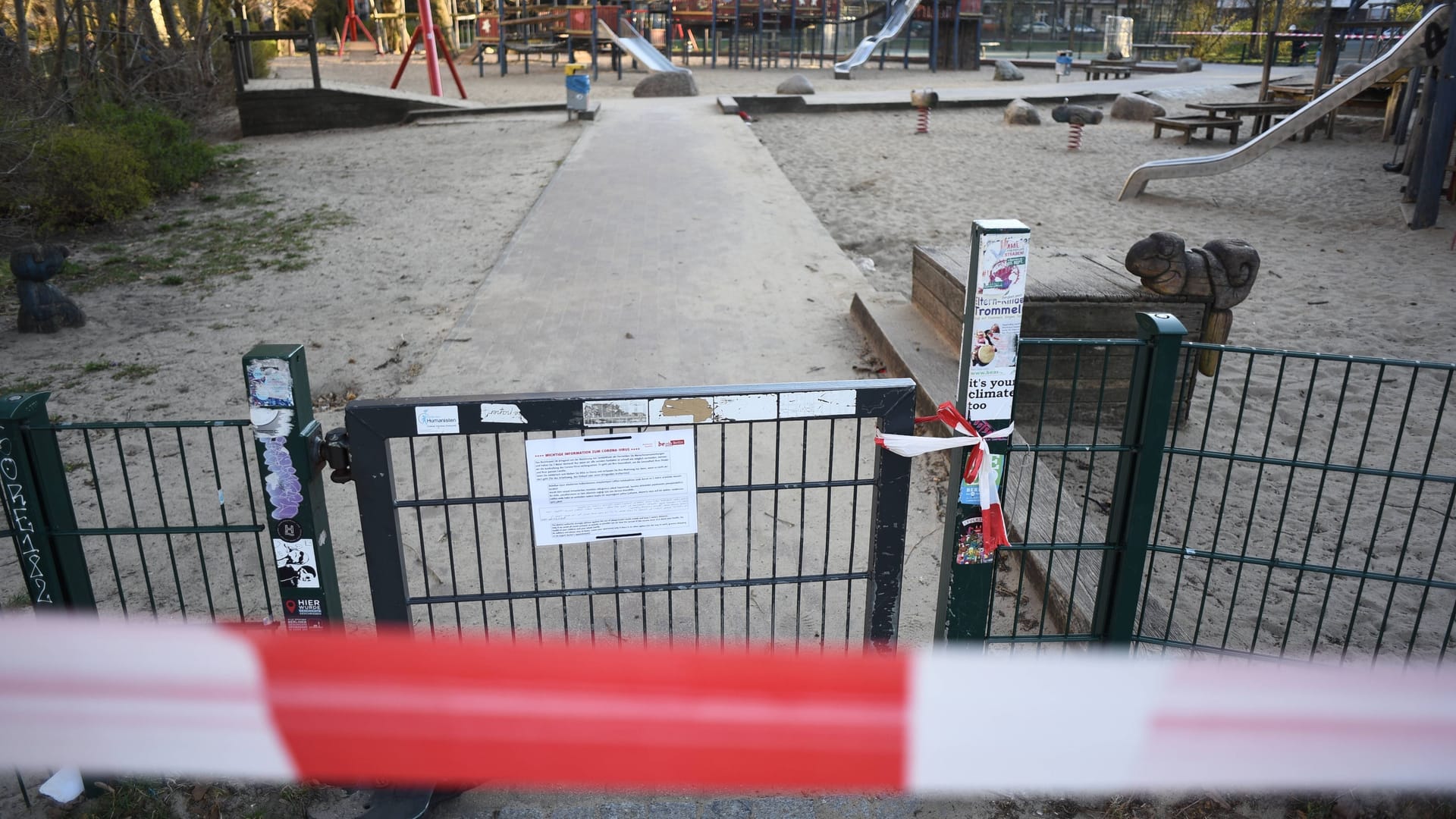 Ein Spielplatz in Berlin-Neukölln (Archivbild): Mehrere Beutel mit Rauschgift wurden gefunden.