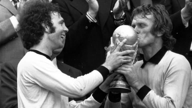 Franz Beckenbauer und Sepp Maier (r.): Die beiden Nationalspieler erlebten mit dem WM-Triumph beim Heimturnier 1974 die Krönung ihrer Karriere.
