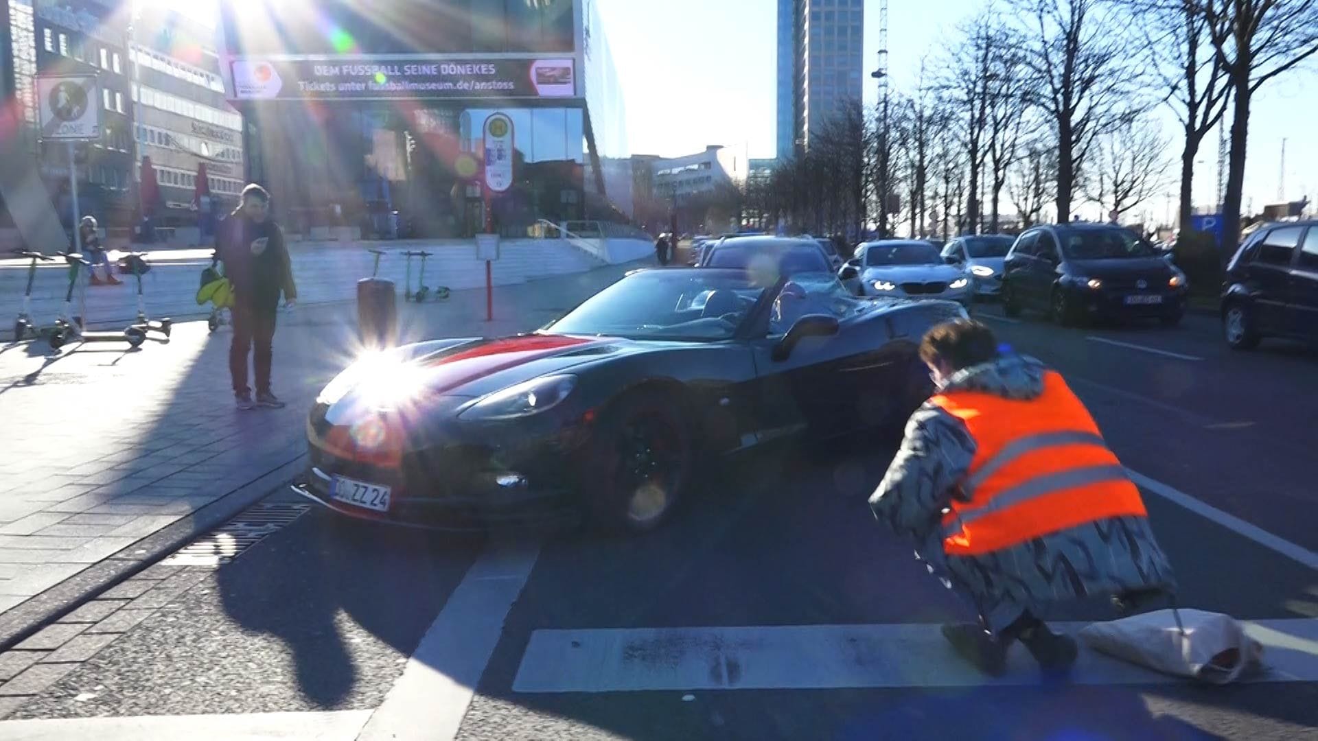 Ein Auto brettert am Königswall über den Bürgersteig: Aktivisten hatten die Straße blockiert.