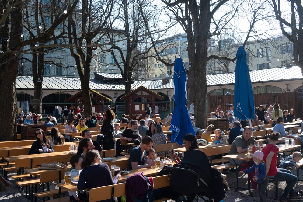 Der Biergarten am Wiener Platz in München: Temperaturen über 20 Grad in der bayerischen Landeshauptstad machen Lust auf Biergarten.