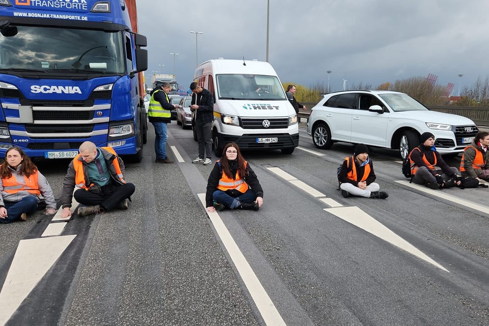 Aktivisten der "Letzten Generation" sitzen auf der Köhlbrandbrücke: In Richtung Hamburger Westen kam es wegen der Aktion zu erheblichen Einschränkungen.
