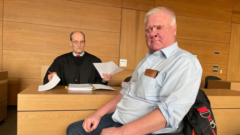 Detlef M. und sein Anwalt Ribet Buse: Der Angeklagte wurde freigesprochen.