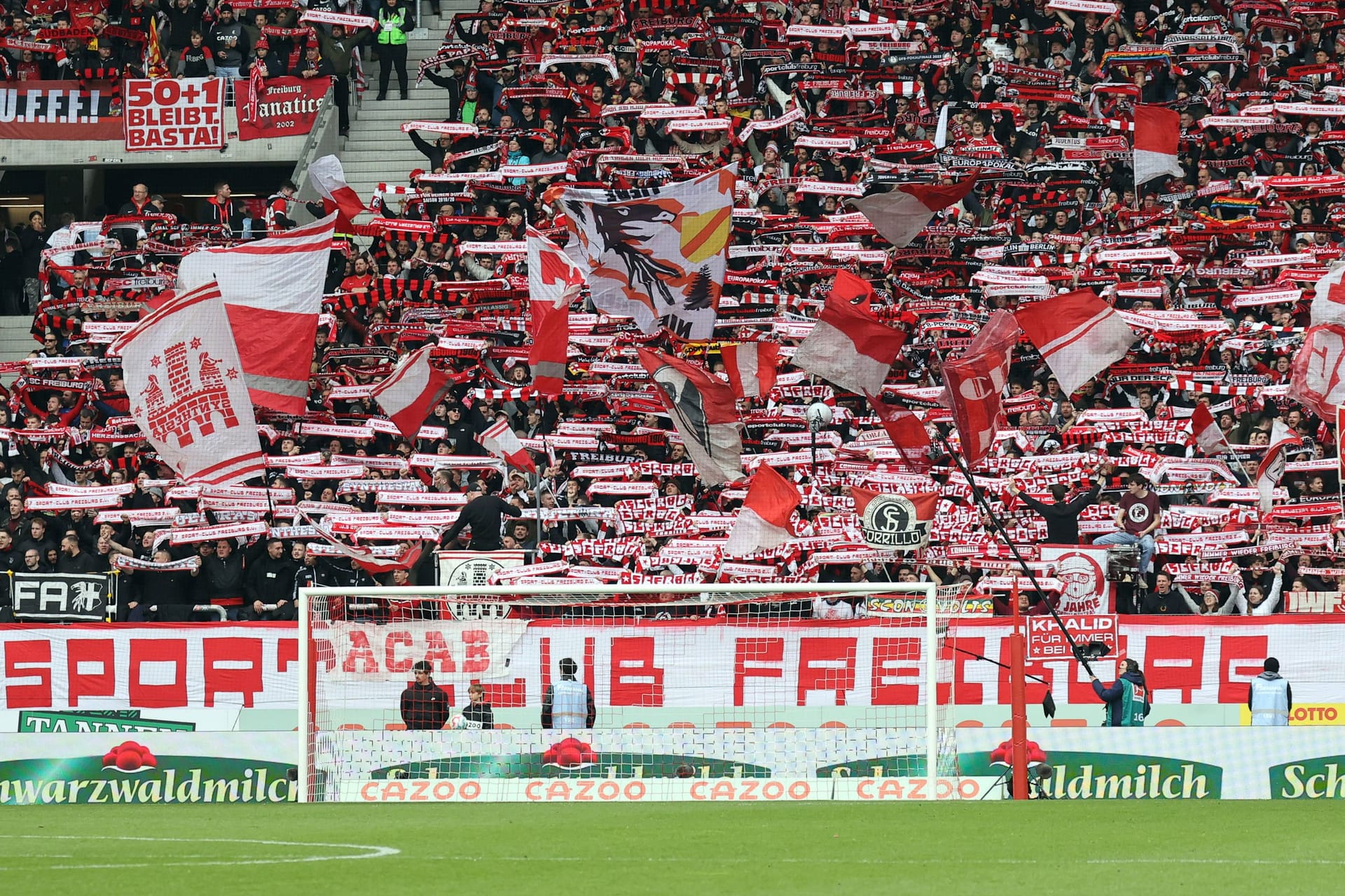 Freiburger Fanblock in der Partie gegen Hoffenheim: Für einige Zuschauer wurde die Partie von gesundheitlichen Problemen überschattet.