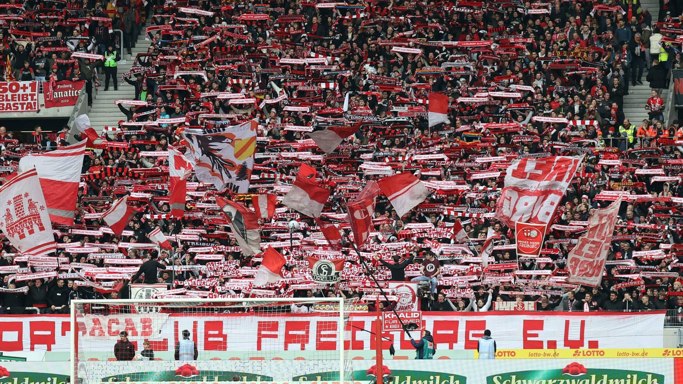 Freiburger Fanblock in der Partie gegen Hoffenheim: Für einige Zuschauer wurde die Partie von gesundheitlichen Problemen überschattet.