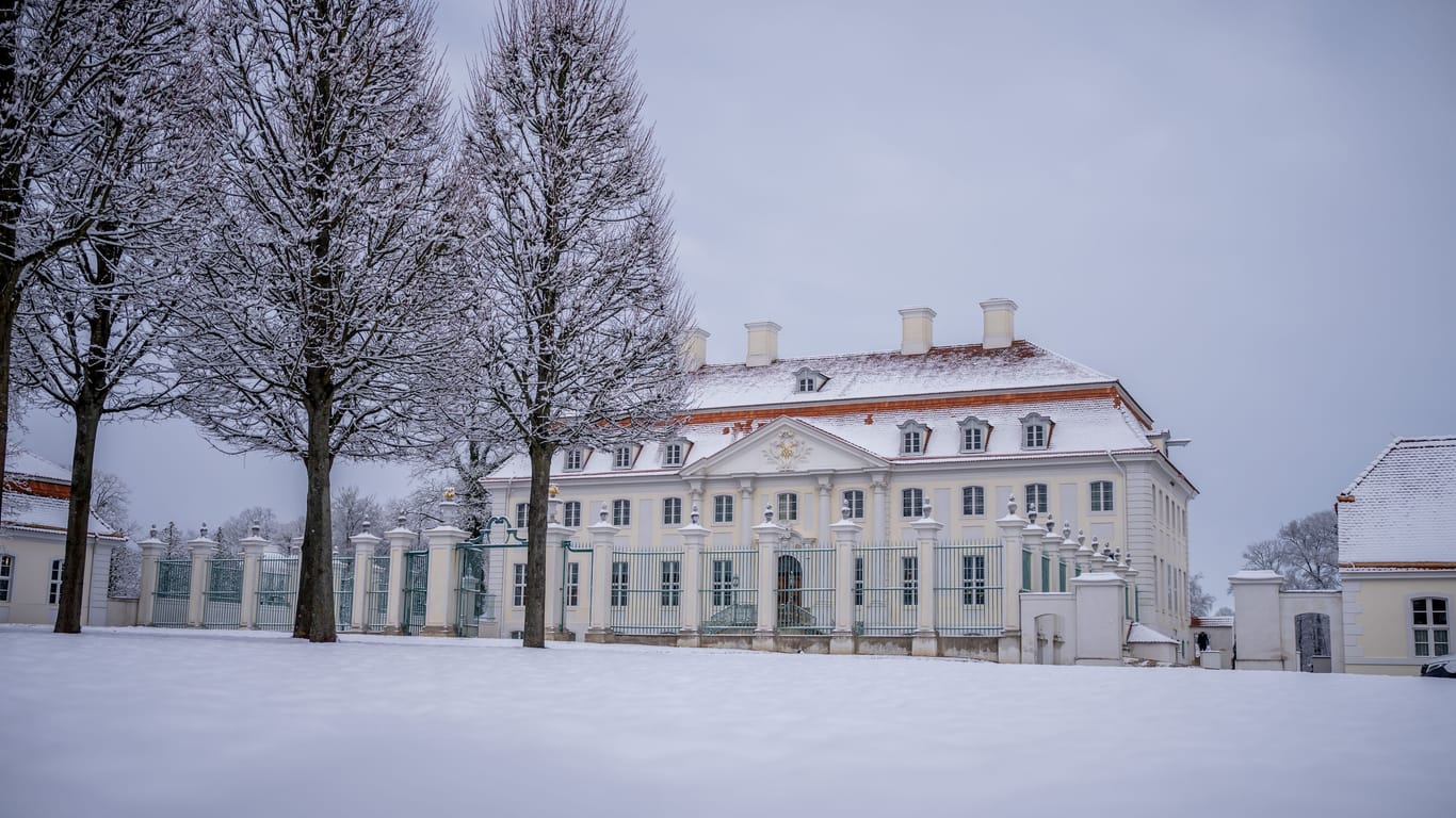 In verschneiter Landschaft liegt das Schloß Meseberg in Brandenburg.