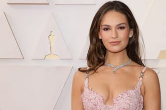 Lily James: Die britische Schauspielerin beschwert sich über Online-Dating.