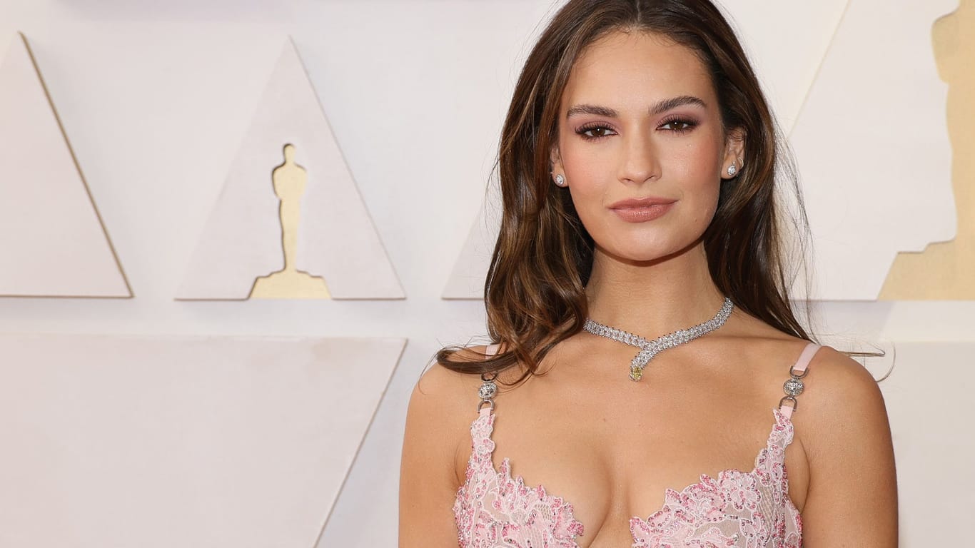 Lily James: Die britische Schauspielerin beschwert sich über Online-Dating.