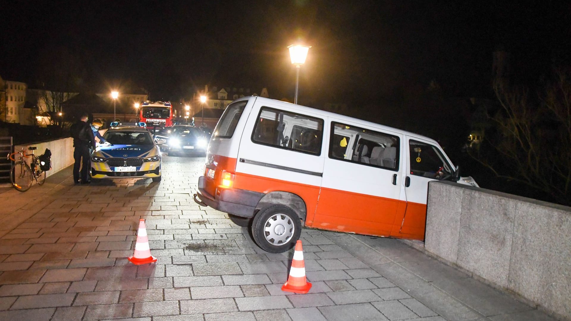 Kleinbus durchbricht Brückengeländer