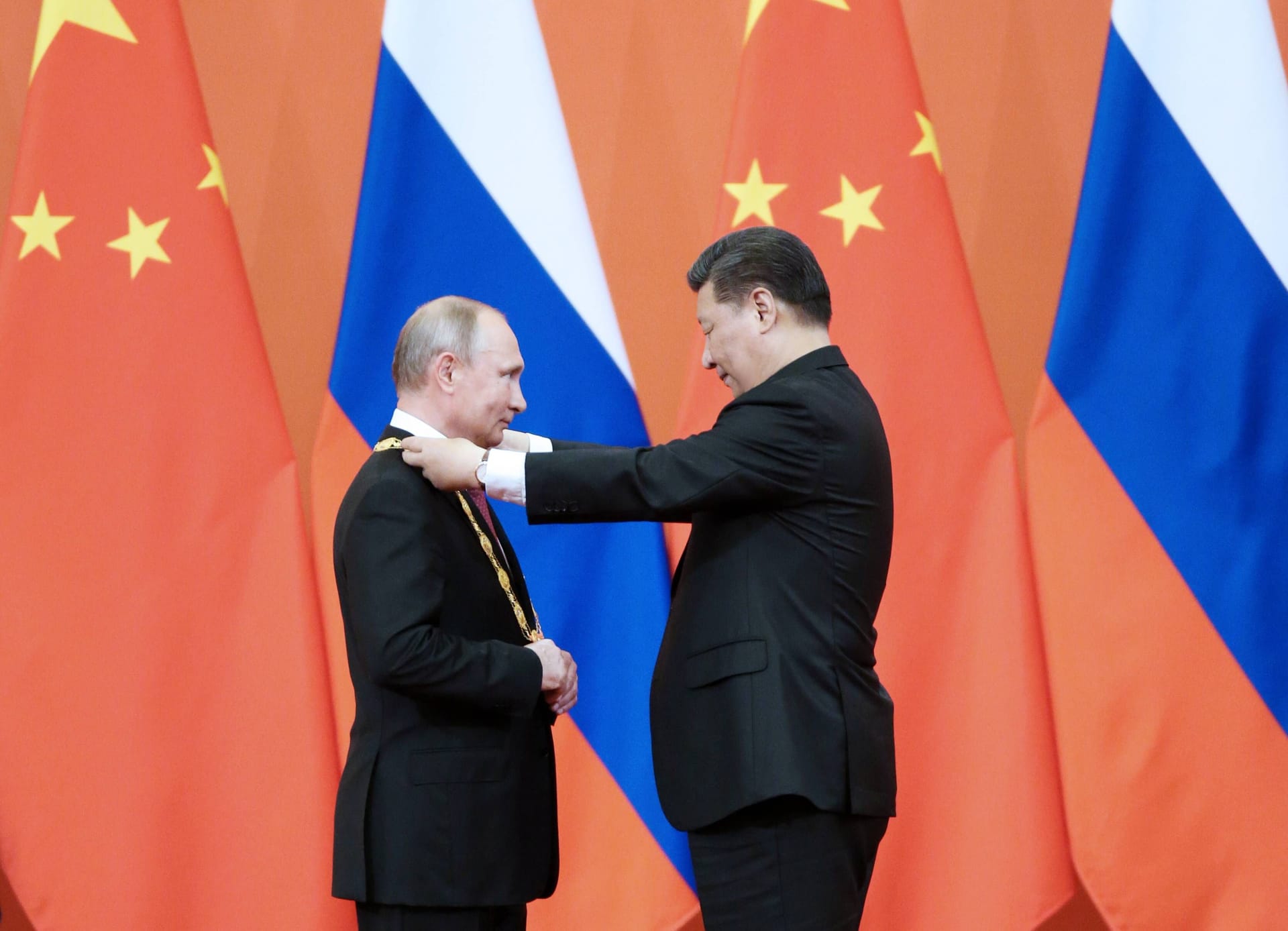 Daraufhin verleiht Xi seinem russischen Amtskollegen im Jahr 2018 in Peking die erstmals verliehene Freundschaftsmedaille der Volksrepublik China