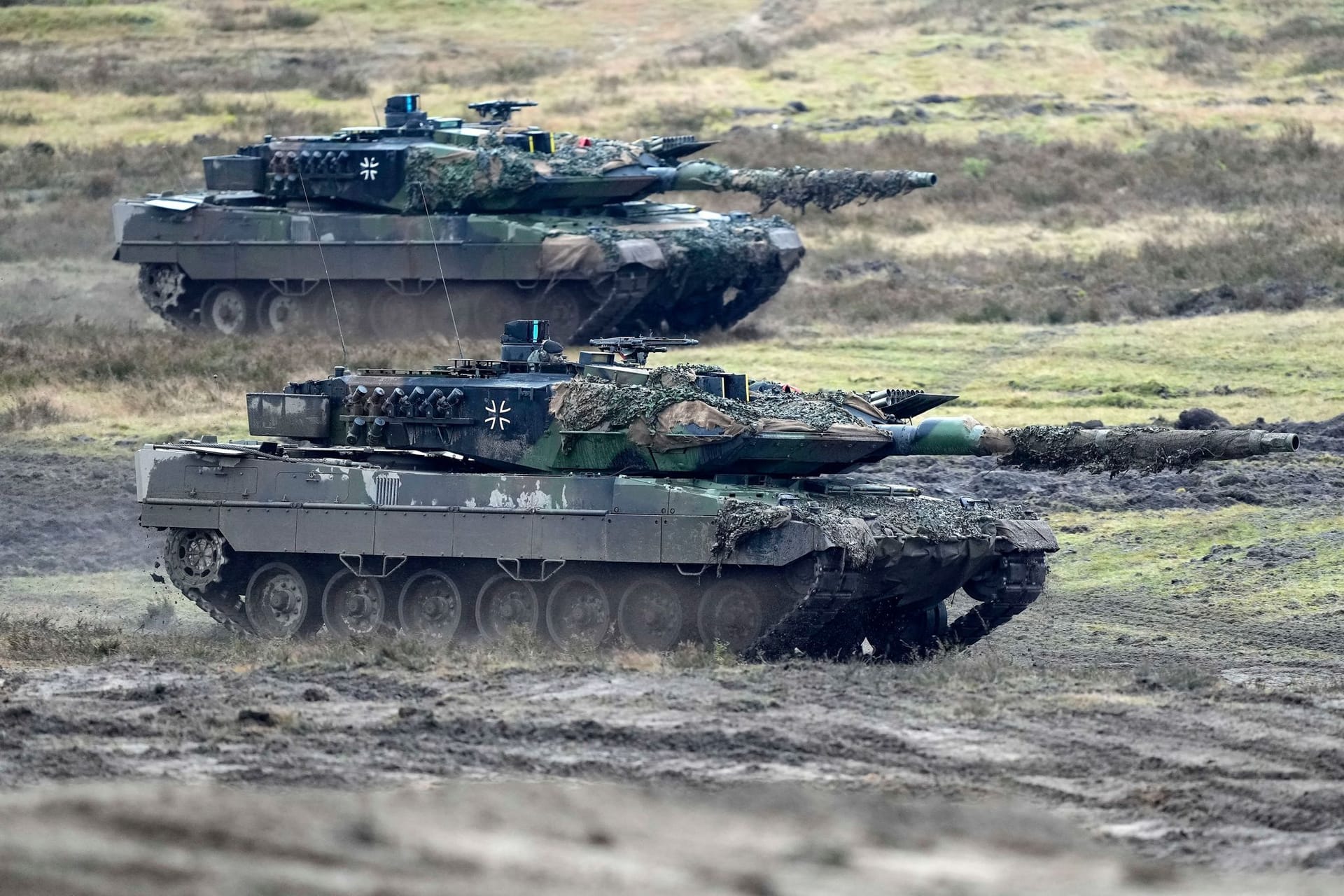 Zwei Leopard-Panzer (Archivbild): Die Bundesregierung will die Material-Lücke in der Bundeswehr mit Panzern aus der Schweiz füllen.