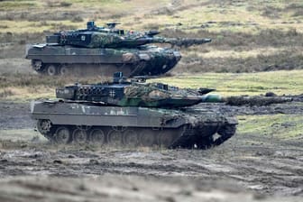 Zwei Leopard-Panzer (Archivbild): Die Bundesregierung will die Material-Lücke in der Bundeswehr mit Panzern aus der Schweiz füllen.
