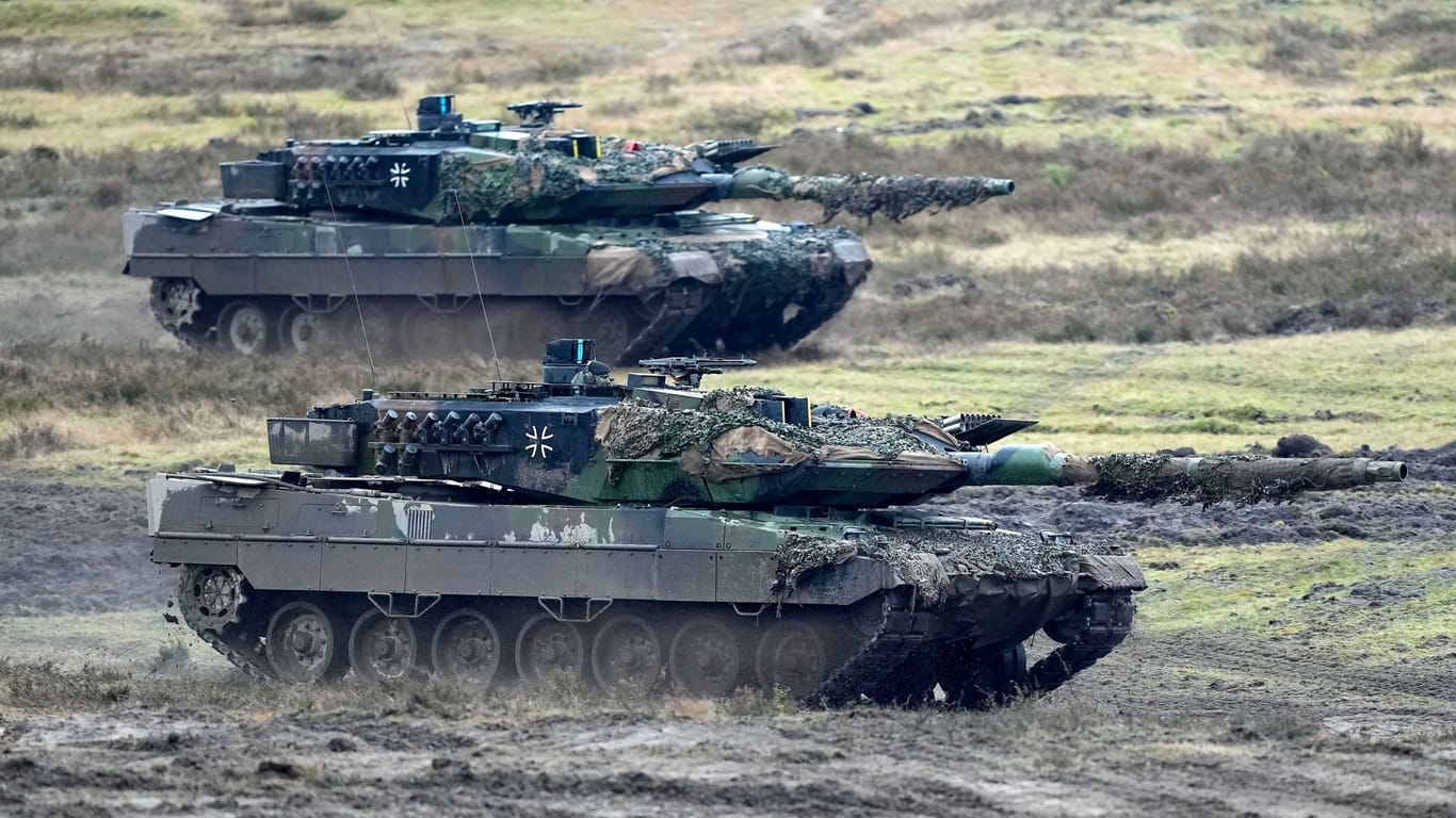 Zwei Leopard-Panzer (Archivbild): Die Bundesregierung will die Material-Lücke in der Bundeswehr mit Panzern aus der Schweiz füllen.