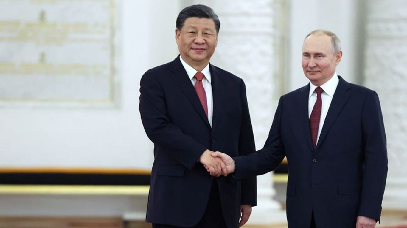 Ein symbolischer Händedruck in Moskau: Xi lässt Putin nicht fallen.