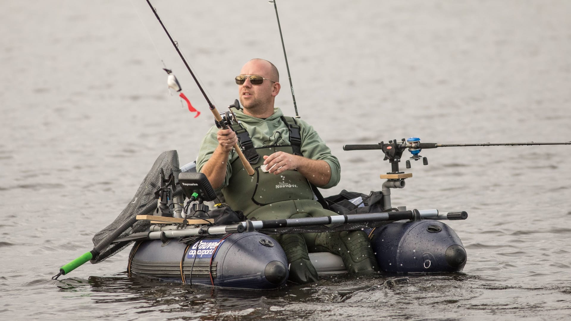 Ein Angler sitzt in einem Bellyboat (Symbolbild): Mit einem solchen Boot geriet die Gruppe um einen Mann aus Köln in der Nordsee in Gefahr.