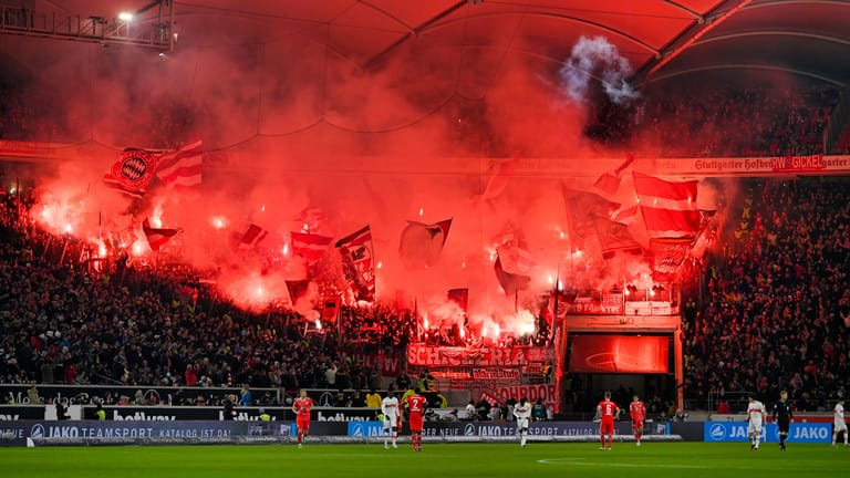 Pyro im Gästblock: Die Bayern-Fans sorgten im Spiel beim VfB Stuttgart für eine Unterbrechung.