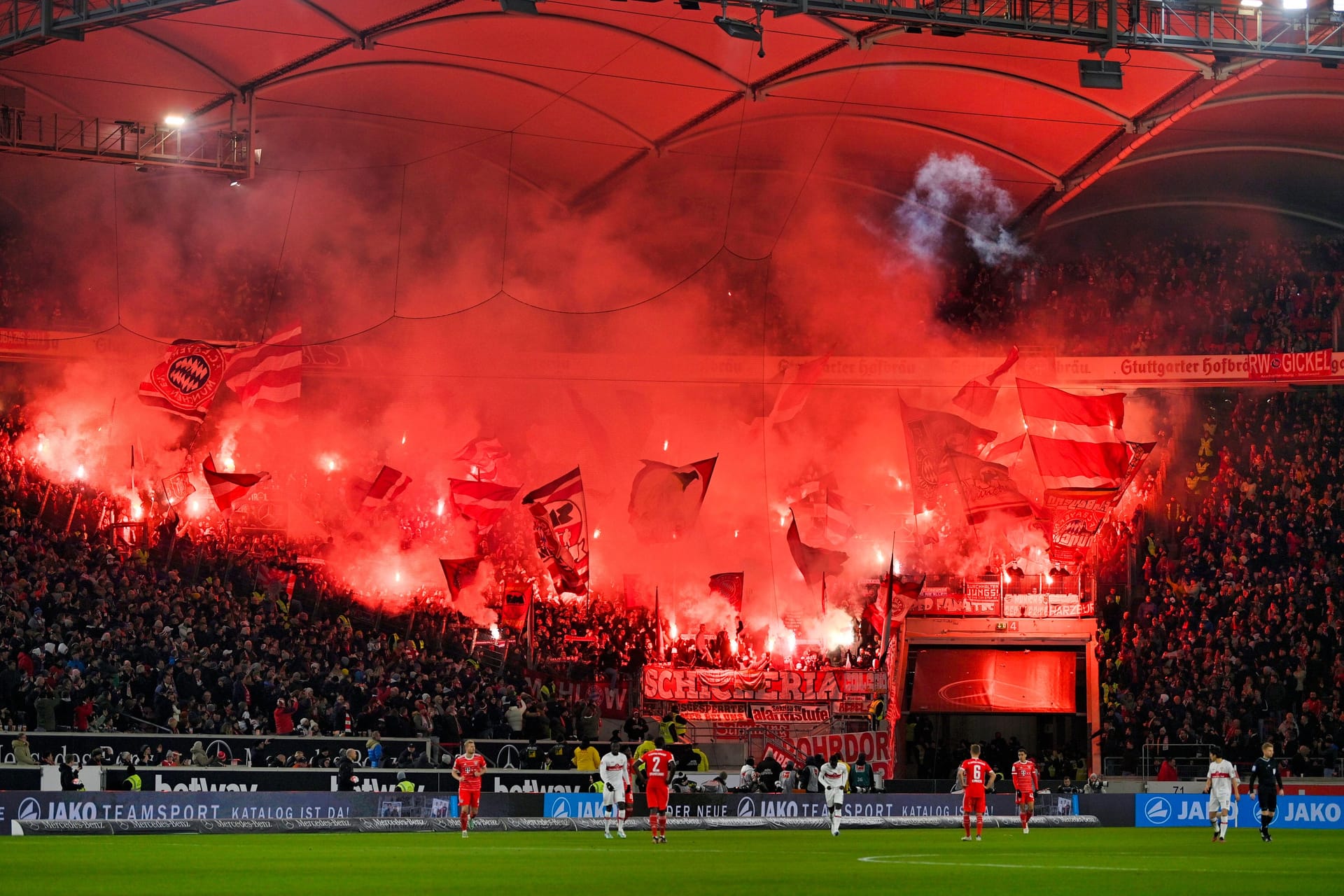 Pyro im Gästblock: Die Bayern-Fans sorgten im Spiel beim VfB Stuttgart für eine Unterbrechung.