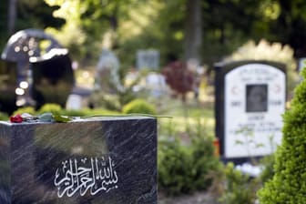 Ein islamisches Grab auf dem Westfriedhof in Köln-Bocklemünd: Die Nachfrage an Gräbern für Musliminnen und Muslime in Deutschland wächst - dezidierte Friedhöfe aber fehlen.