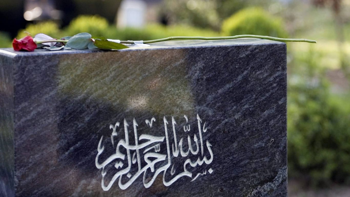 Ein islamisches Grab auf dem Westfriedhof in Köln-Bocklemünd: Die Nachfrage an Gräbern für Musliminnen und Muslime in Deutschland wächst - dezidierte Friedhöfe aber fehlen.