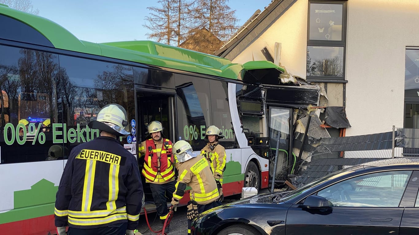 Der Bus hat das Haus schwer getroffen: Mehrere Menschen wurden verletzt.