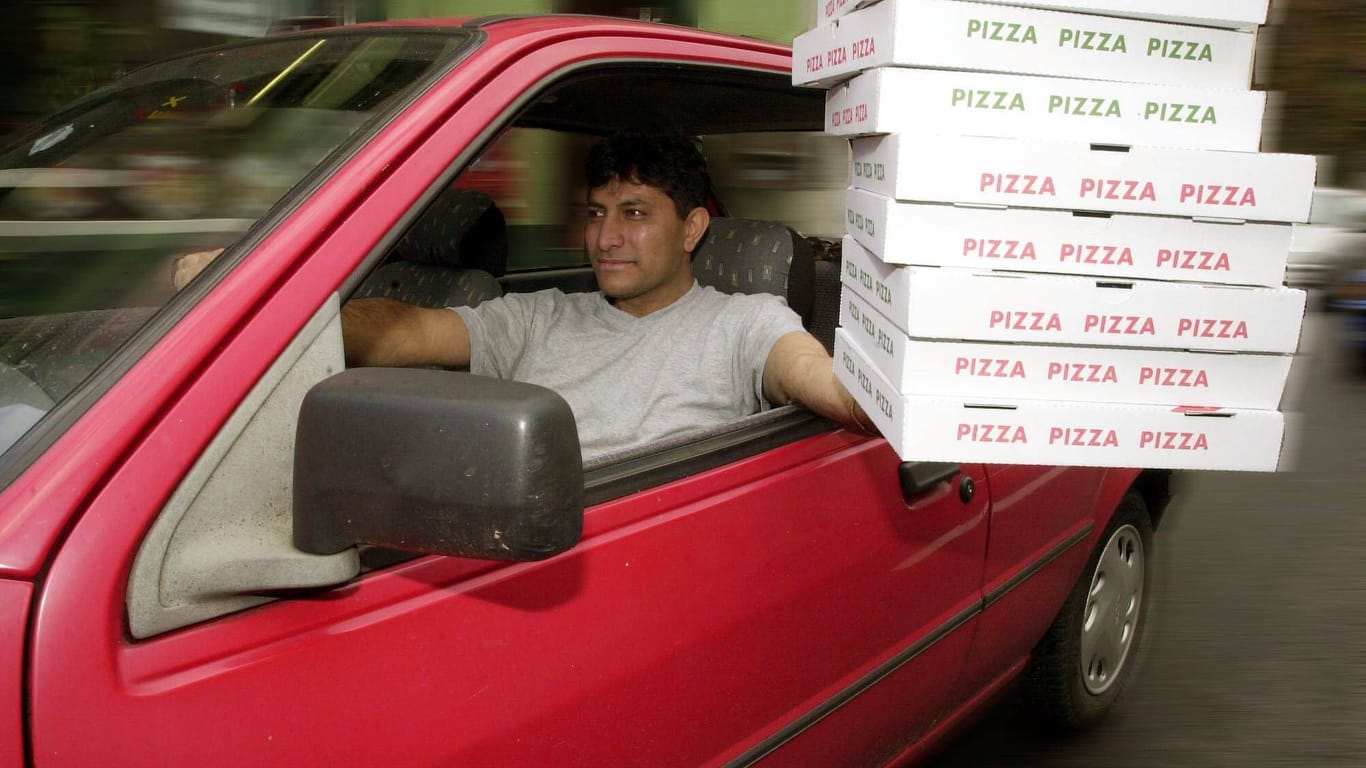 Pizzalieferant (Symbolbild): In Delmenhorst wurde ein 15-Jähriger im geklauten Pizza-Taxi erwischt,
