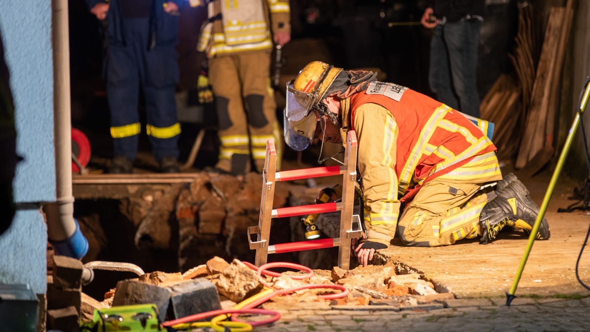 Arbeiter unter Mauer begraben Arbeiter unter Mauer begraben