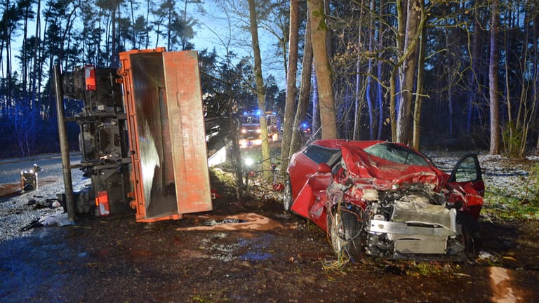 Am Mittwochabend ist es auf der Stadelner Hauptstraße zu einem schweren Verkehrsunfall zwischen einem Lkw und einem Pkw gekommen.