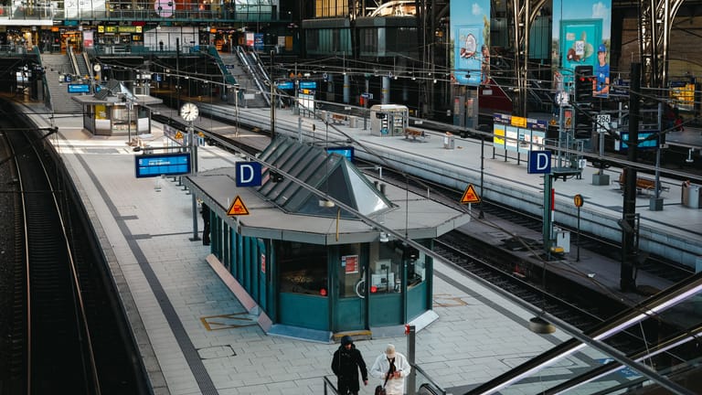Blick auf die Gleise am Hamburger Hauptbahnhof: Wo sich sonst zahlreiche Pendler auf den Bahnsteigen tummeln, herrscht nun gähnende Leere.