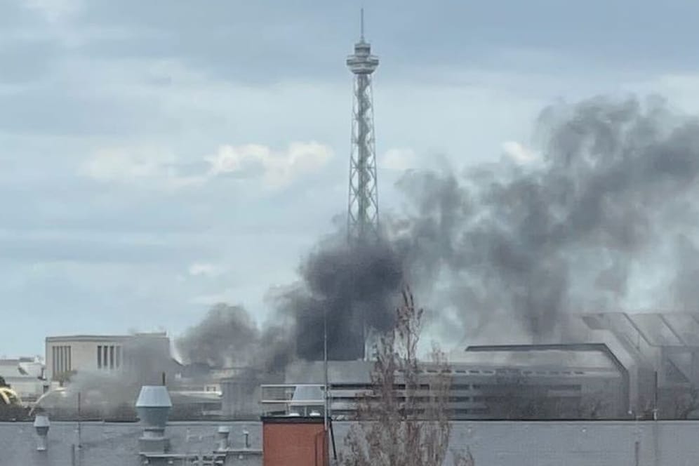 Rauchwolke über der Stadt: Auf dem Avus-Zubringer ist ein Auto explodiert.