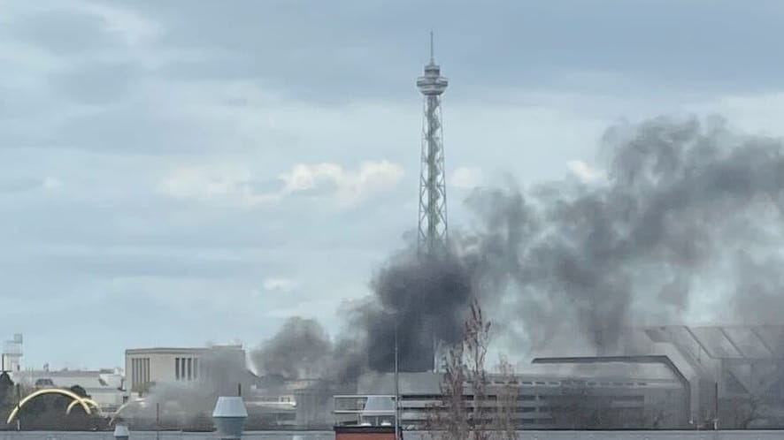 Rauchwolke über der Stadt: Auf dem Avus-Zubringer ist ein Auto explodiert.