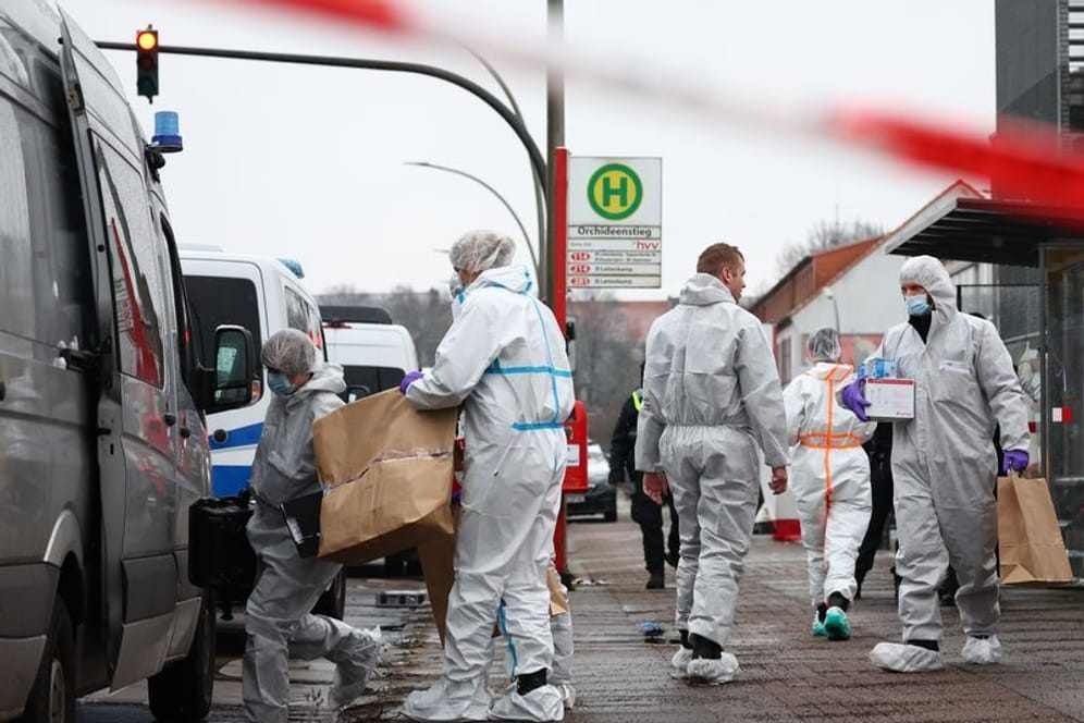 Mitarbeiter der Spurensicherung am Morgen nach der Amoktat: Was waren die Motive des Täters?