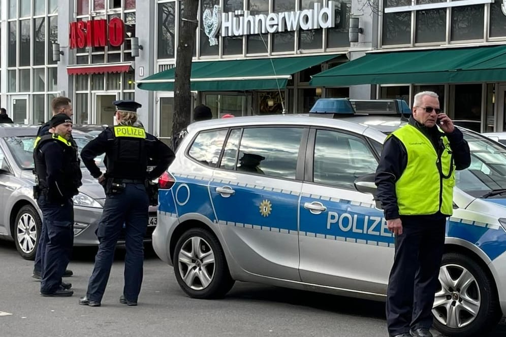 Im Staaken-Center in Berlin-Spandau endete ein Streit blutig: Die Polizei spricht mittlerweile von einem versuchten Tötungsdelikt.