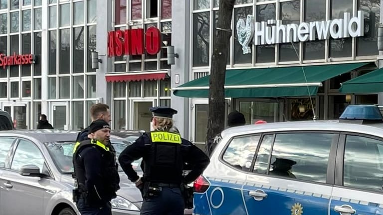 Im Staaken-Center in Berlin-Spandau endete ein Streit blutig: Die Polizei spricht mittlerweile von einem versuchten Tötungsdelikt.