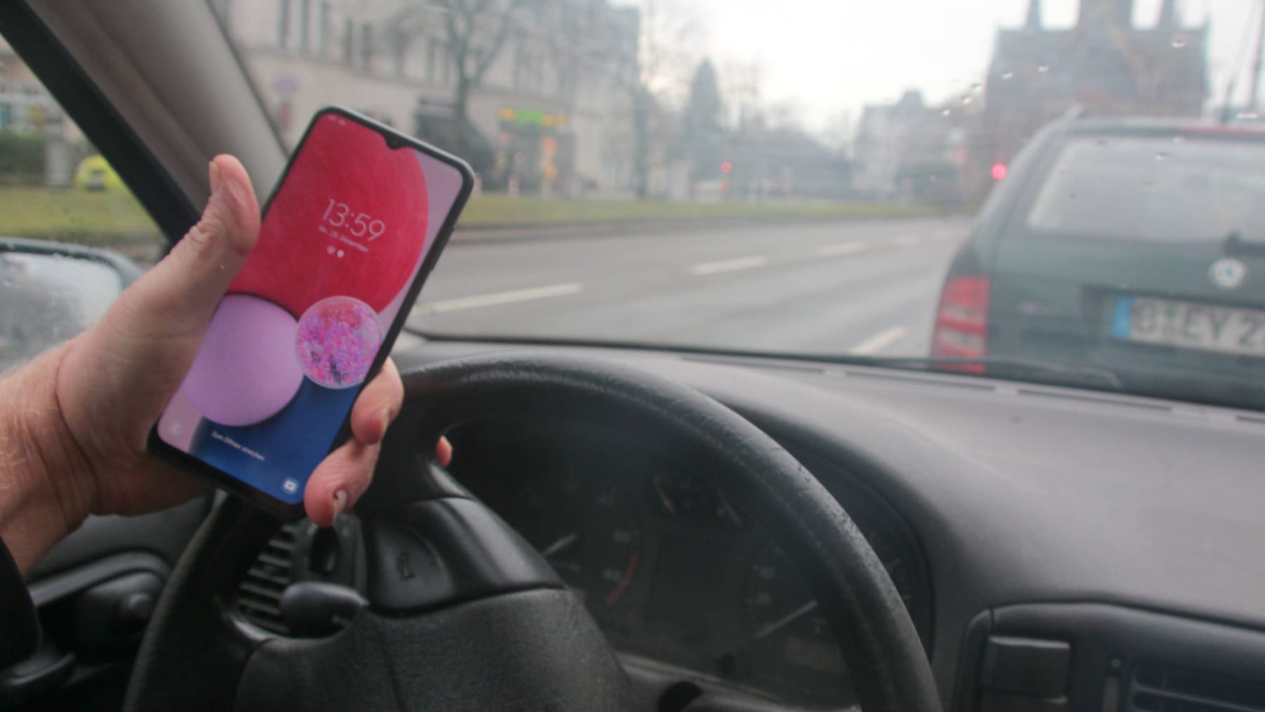 De boete voor mobiel bellen tijdens het rijden is verhoogd naar € 380