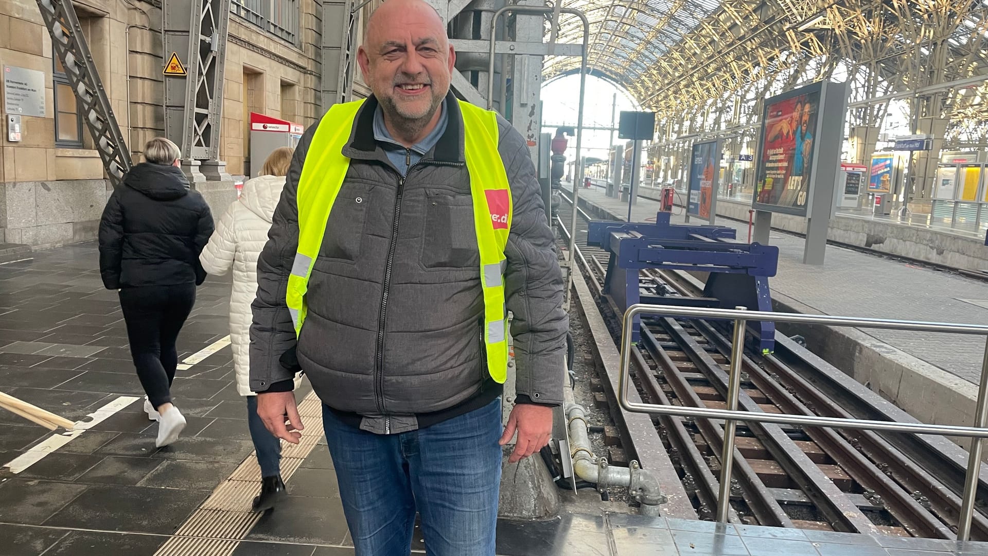 Verdi-Streikführer Jochen Koppel am Hauptbahnhof in Frankfurt.