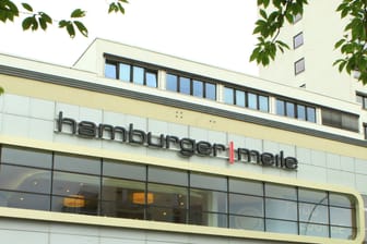Außenansicht der Hamburger Meile (Archivbild): Ein Mann wurde an dem Einkaufszentrum niedergestochen.