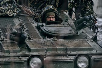 Ein ukrainischer Soldat schaut aus einem Schützenpanzer in der Nähe von Bachmut: Selenskyj hält an seiner Entscheidung, Bachmut zu verteidigen, fest.