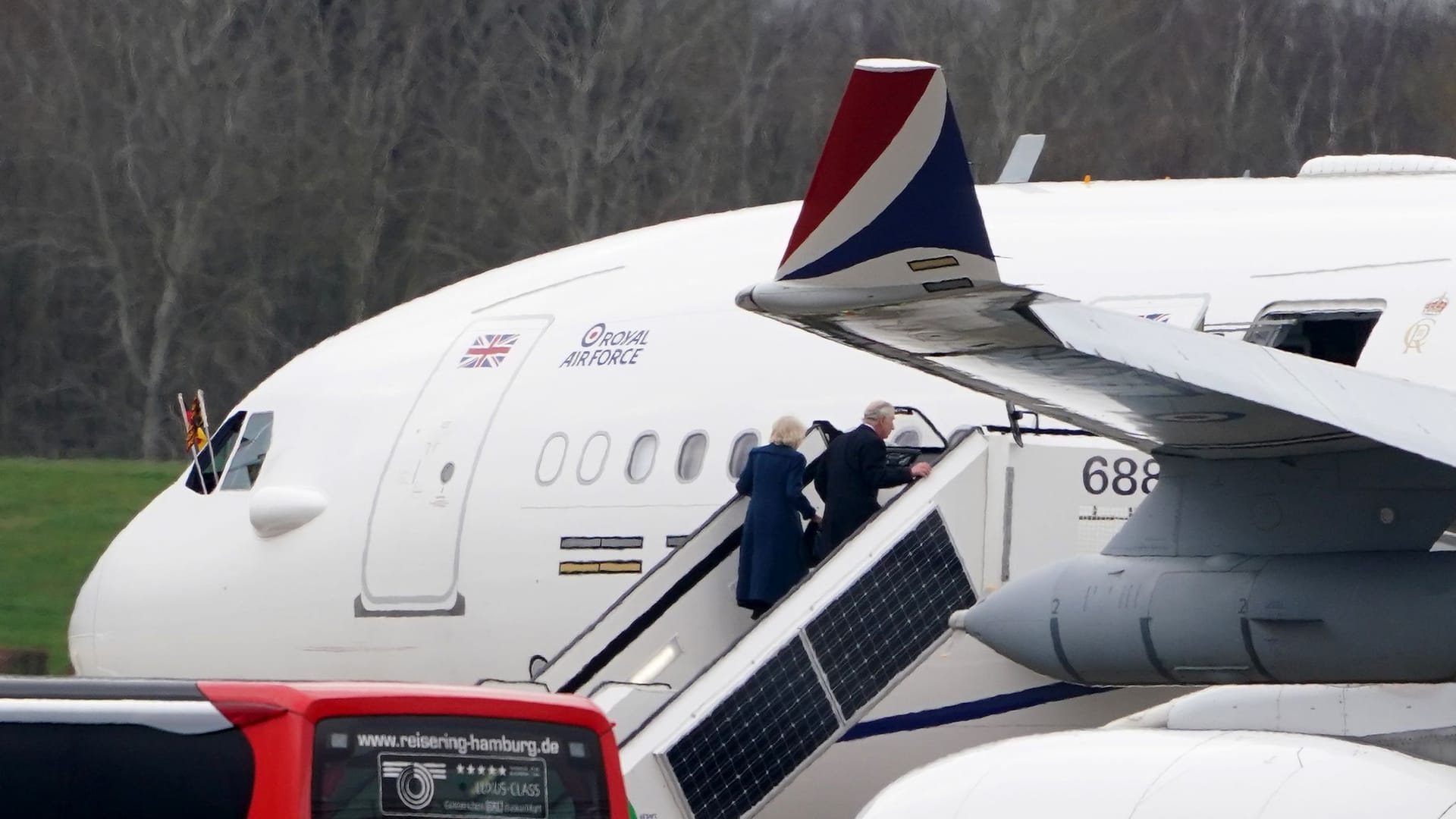 König Charles III. von Großbritannien und Königsgemahlin Camilla steigen in das Flugzeug der Royal Air Force auf dem Hamburger Flughafen für ihren Abflug zurück nach Großbritannien.