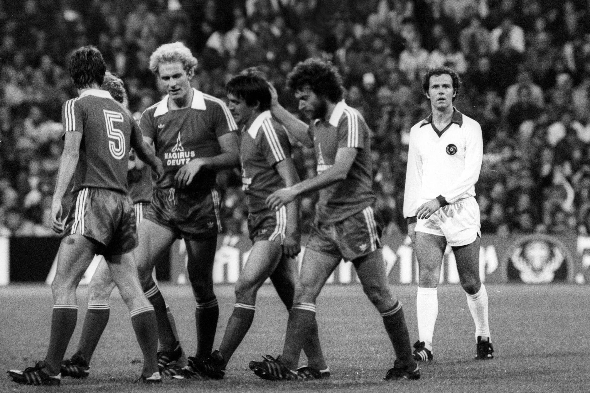 Karl-Heinz Rummenigge (2.v.li.), Paul Breitner (2.v.re.) und Franz Beckenbauer (r.): Beim Duell des FC Bayern mit Cosmos New York 1978 in München war die geballte Fußballprominenz vertreten.