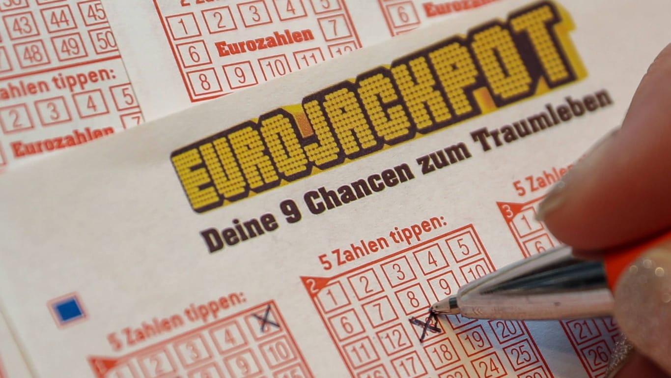 Ein Tippschein für den Eurojackpot (Archivbild): Diese Woche gehen mehr als 46 Millionen Euro nach NRW.