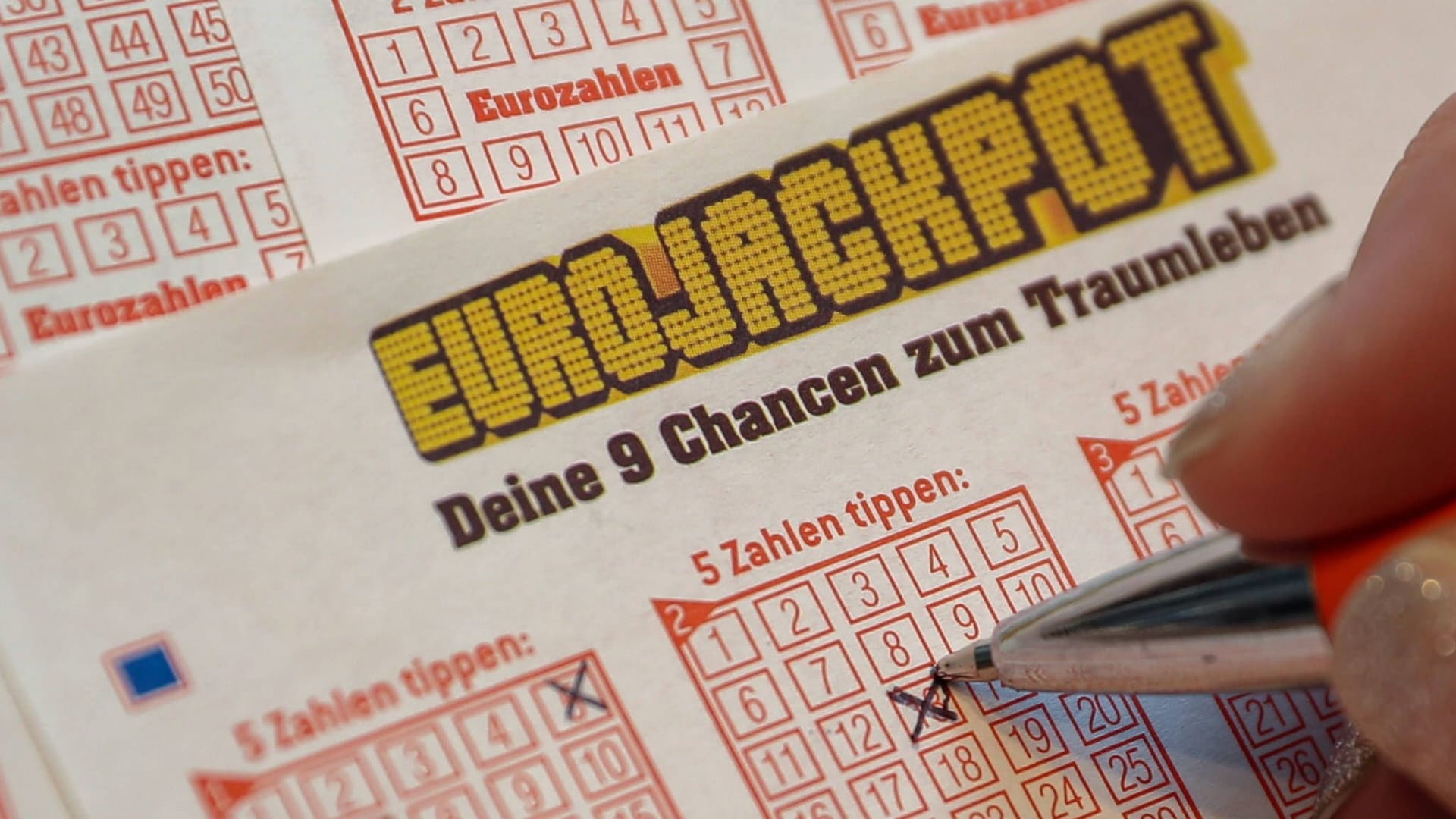 Ein Tippschein für den Eurojackpot (Archivbild): Diese Woche gehen mehr als 46 Millionen Euro nach NRW.