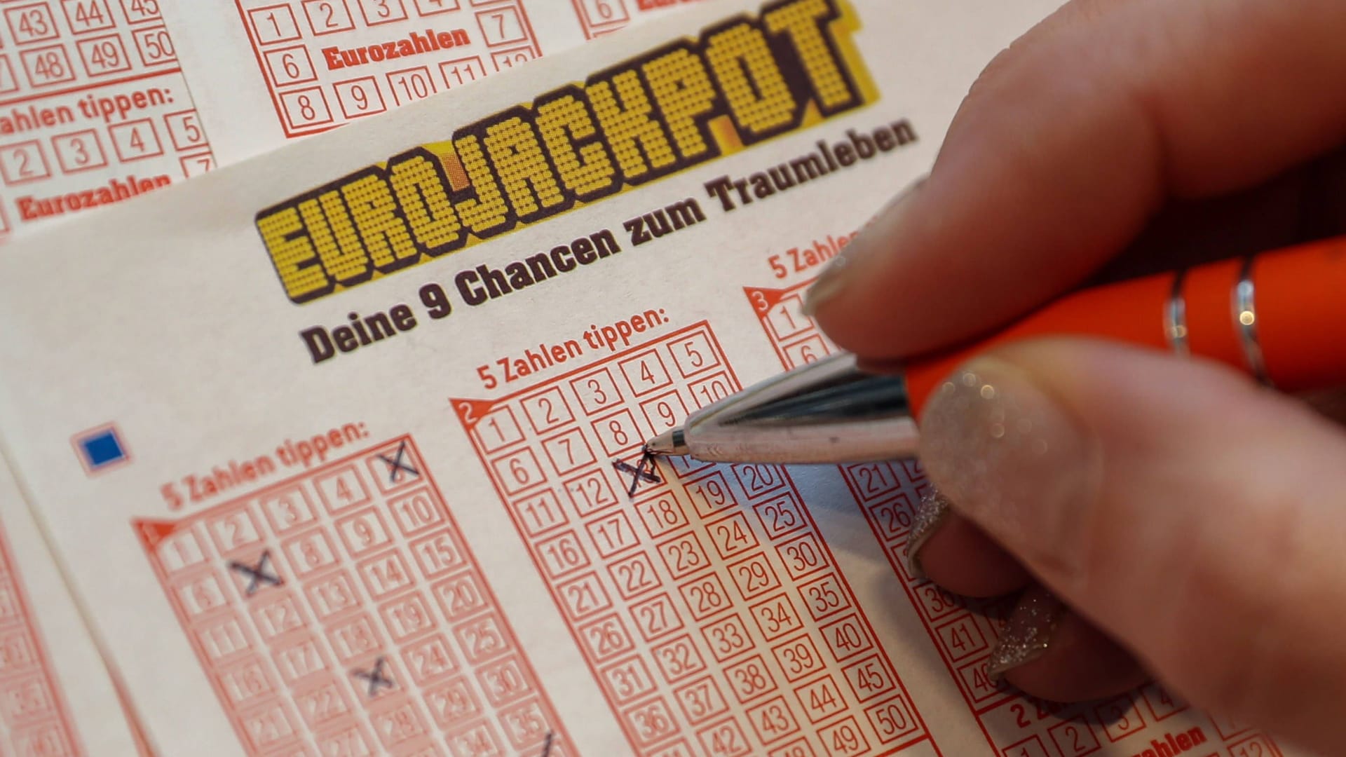 Ein Tippschein für den Eurojackpot (Archivbild): Diese Woche gehen mehr als 46 Millionen Euro nach NRW. Ein Tippschein für den Eurojackpot (Archivbild): Diese Woche gehen mehr als 46 Millionen Euro nach NRW.