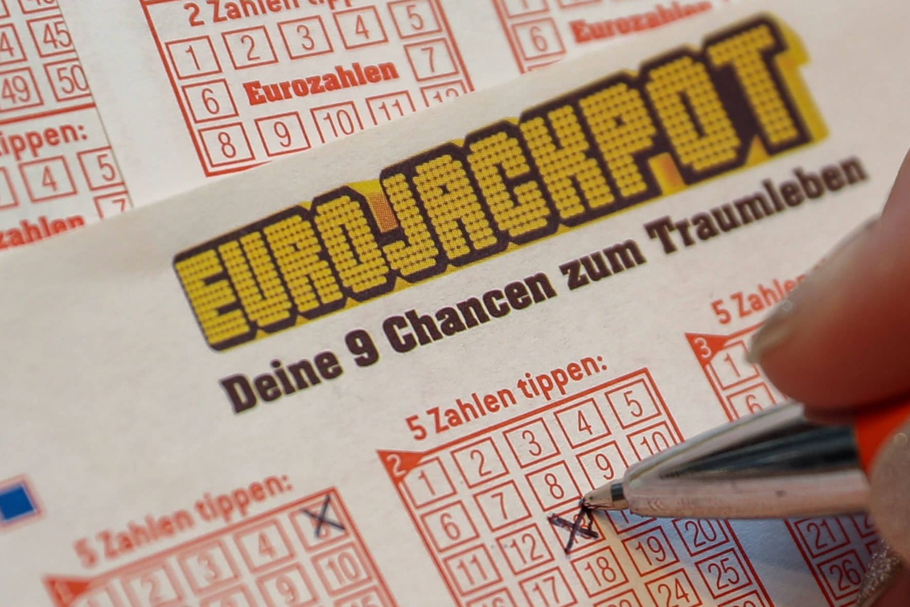 Ein Tippschein für den Eurojackpot (Archivbild): Diese Woche gehen mehr als 46 Millionen Euro nach NRW.