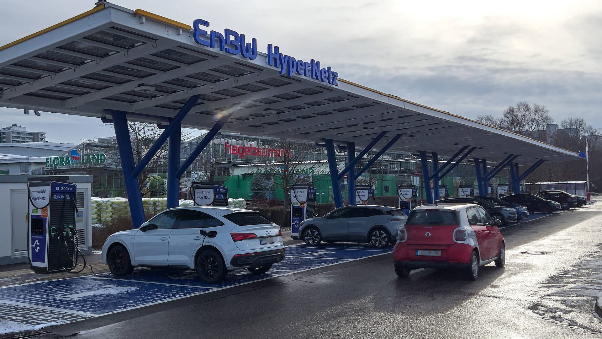 Eine große E-Ladestation in Unterhaching bei München (Symbolbild): Bayern verzeichnet einen leichten Rückgang der Diesel- und Verbrennerautos.