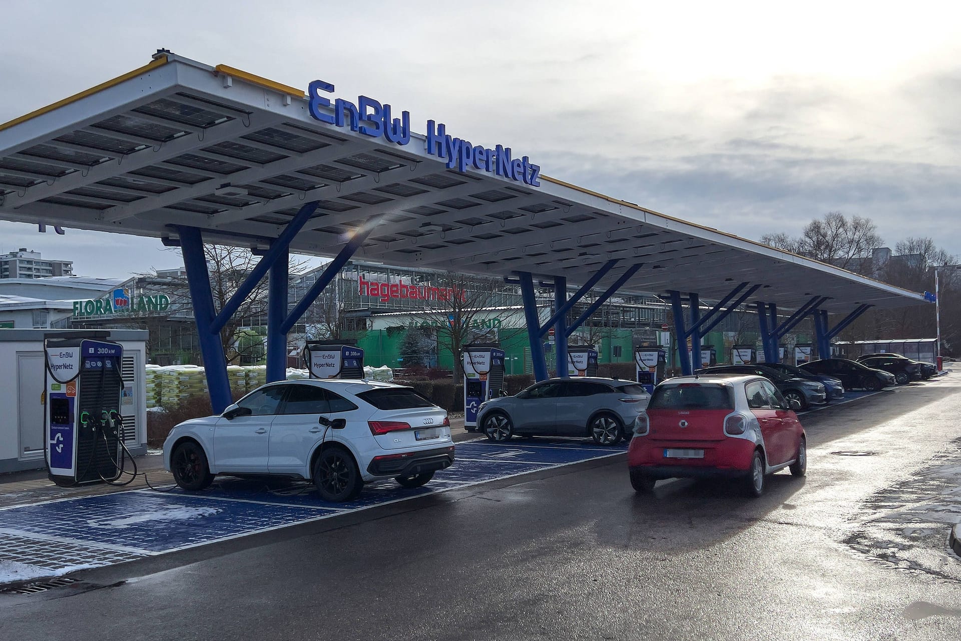 Eine große E-Ladestation in Unterhaching bei München (Symbolbild): Bayern verzeichnet einen leichten Rückgang der Diesel- und Verbrennerautos.
